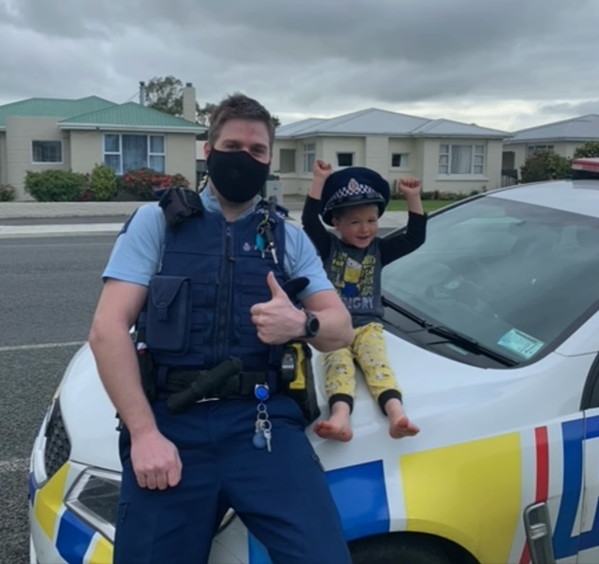 Nz警察 4歳の電話に応答し おもちゃ がかっこいいことを確認 留学ニュージーランド Com